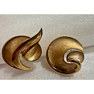 Lot 2 Crown Trifari Brushed Gold Tone Brooch Brooches Swirl Ribbon Modernist Vtg